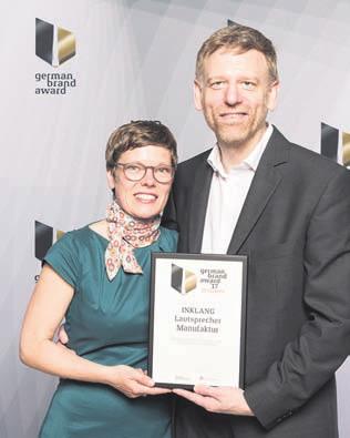Hier zeigen INKLANG-Gründer Thomas Carstensen und seine Frau, Nicole Hansen, die Urkunde zur Verleihung des German Brand Award 2017.