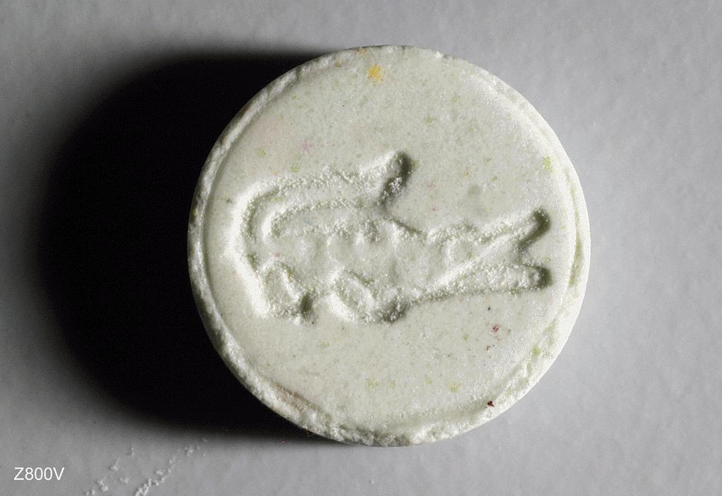 MDMA / Ecstasy: Substanz / Einnahme Substanz:3,4-Methylendioxy-N-methylamphetamin (MDMA) ist ein synthetisches Amphetaminderivat; als Pillen aber auch in Pulver-oder Kristallform.