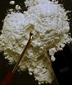 Kokain: Substanz / Einnahme Substanz: Gewinnung aus den Blättern des südamerikanischen Kokastrauches, weisses
