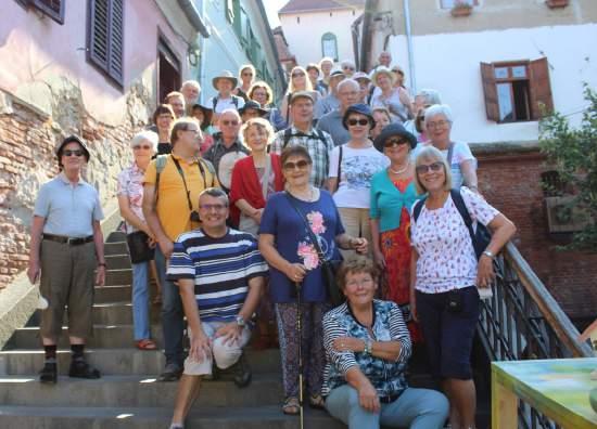Aus den Partnergemeinden Über dreißig Personen machten sich auf den Weg nach Rumänien Die von Seelbach gespendete Kirchenglocke läutete in der 10.