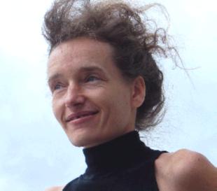 Christine Möbbeck ist Diplom-Heilpädagogin mit dem Schwerpunkt Kunsttherapie und Kunstpädagogik und leitet