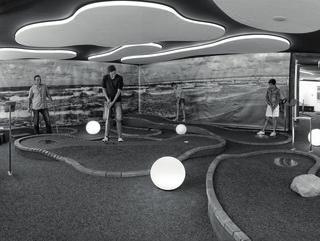 Indoor Minigolf Erleben sie eine 18-Loch- Minigolfanlage mit Neonlichteffekten. Samstag, 18.