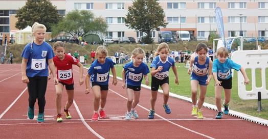 Lilly Thiessen (W13), die bei den Kinder- und Jugendspielen im 75-m-Sprint Zweite gewonnen hatte, siegte diesmal über diese Distanz sowie über 60 m Hürden (10,65 sec pb).