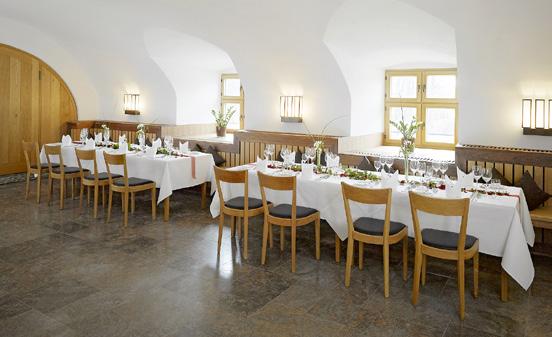 Es bietet pure Schlossatmosphäre im Gewölbe, mit Blick auf den Schlossgraben. Öffentliches Restaurant: Dienstag bis Samstag 18.00 bis 23.