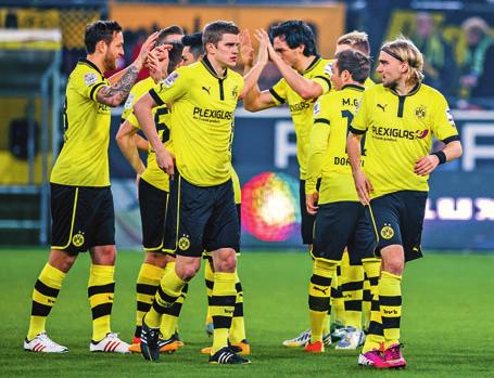Torjubel in Schwarz-Gelb: Mit dem Schriftzug PLEXIGLAS auf dem Trikot gewann Borussia Dortmund sowohl das Heimspiel gegen Hannover 96 als auch das davor gegen Eintracht Frankfurt Schick mit Schal: 80