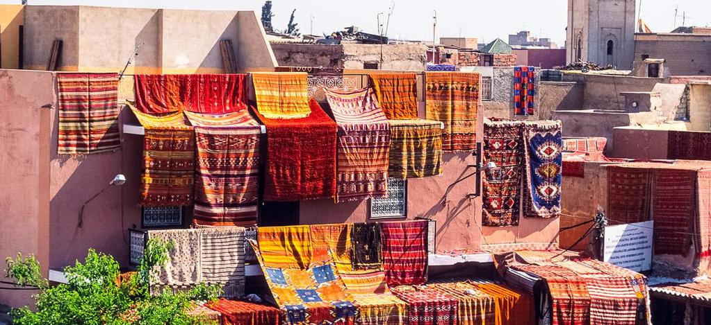 REISEVERLAUF Marrakesch hat Sie mit so vielen Eindrücken entlassen, dass die weiße Stadt Essaouira wie ein Beruhigungstee wirkt. Die stillen, sonnengeladenen Händlergassen hinter der Stadtmauer.