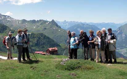Rund ums Wandern OG Schmidt. Hoch hinaus wagten sich die Schmidter, hier auf den Arlberg. Foto: OG Schmidt Auf den Wanderungen durch Alpenwiesen zur Leutkircher Hütte (2.