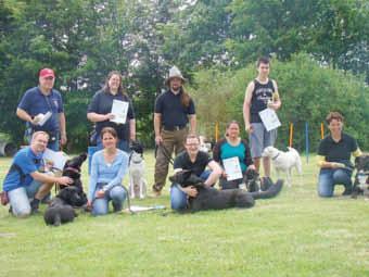 Schon am Vormittag versammelten sich die Turnierteilnehmer und Zuschauer auf dem Vereinsgelände. Am Turnier nahmen insgesamt 13 Sportfreunde mit ihren Hunden teil.