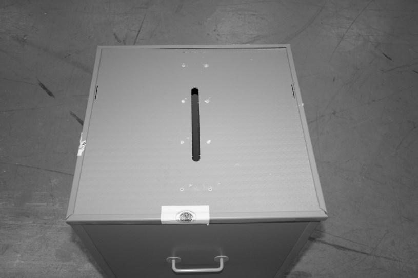 4.6 Urnenprüfung Der Wahlvorstand hat sich vor Beginn der Stimmabgabe davon zu überzeugen, dass die Wahlurne leer ist. Der Wahlvorsteher verschließt und versiegelt die Wahlurne.