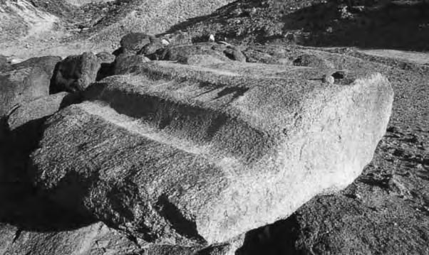 Oben: Die rinnenartige Bearbeitung dieses Granitblocks in Assuan deutet Mark Lehner als Bearbeitungsspuren mit Steinhämmern.