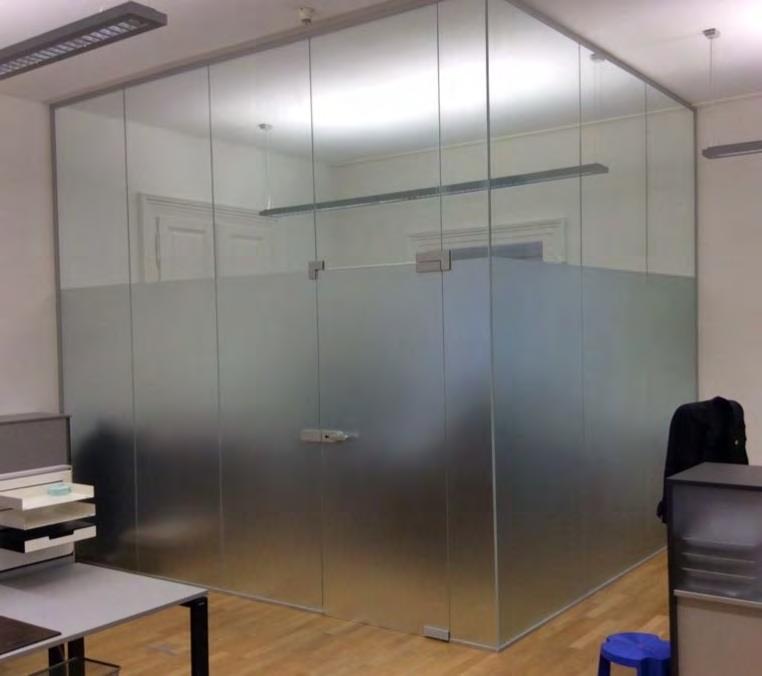Datenblatt Glaswände Bereich der Glaswände Arbeitsbereich mit Pfeilern Aufenthaltsraum Die Glaswände beziehen sich auf zwei Bereiche im Büro.