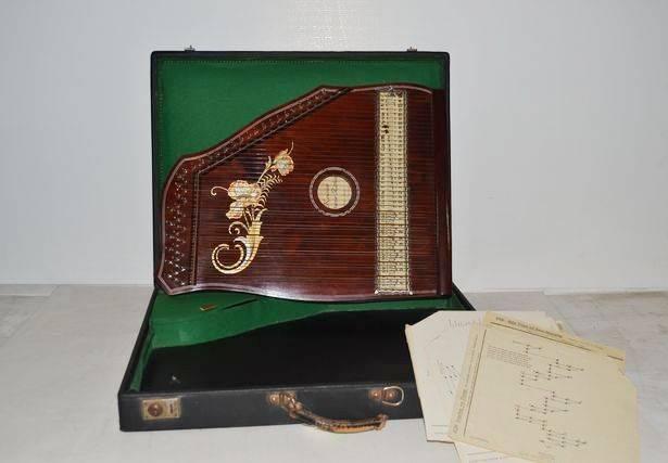 17403-02 Zither Original, vollständig aus Holz, geschwungener Korpus, Saiten vorhanden, mit sehr schönem Patina 53