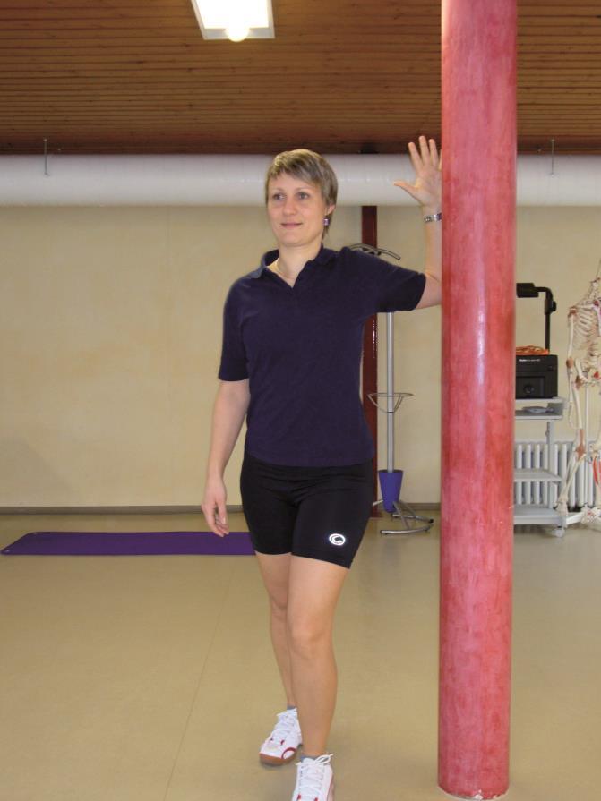 Brustmuskel Arm in 90 Winkel (horizontaler Muskelanteil) seitlich gegen Türrahmen drücken Schrittstellung, gleichseitiges Bein steht vorne, Oberkörper