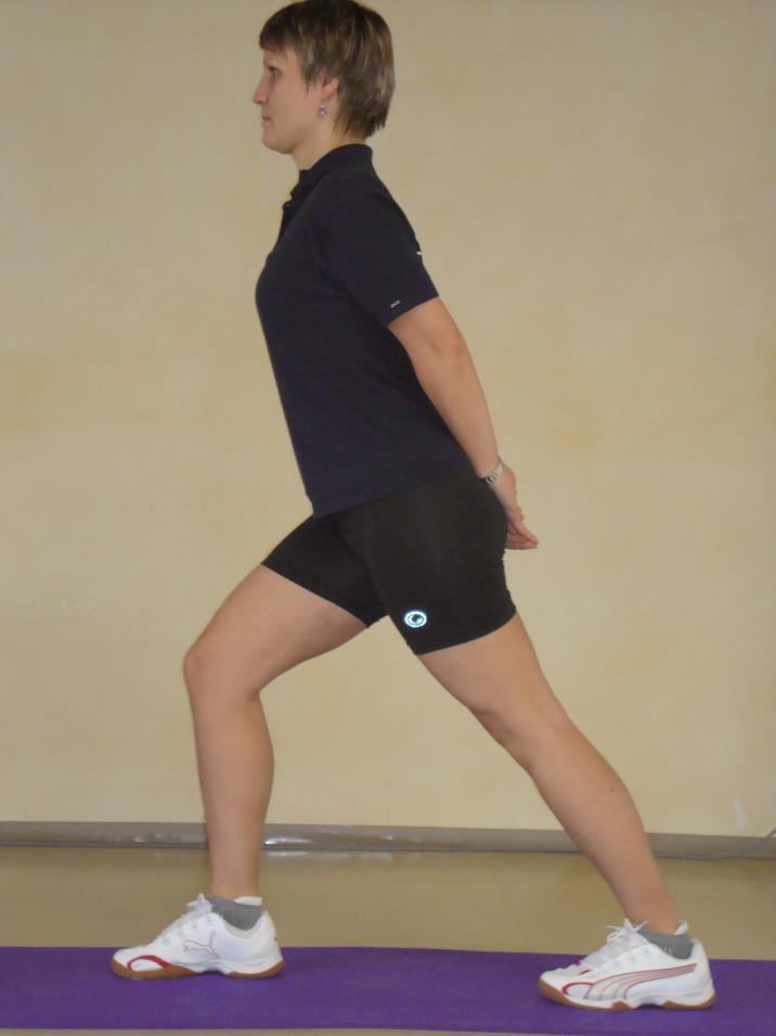 Wadenmuskulatur Schrittstellung, das vordere Bein gebeugt, das hinter Bein gestreckt und die Ferse