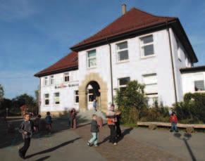 Das 1523 erbaute Rathaus wurde mehrfach baulich verändert. In seinem Erdgeschoss befanden sich bis zum Anfang des 20. Jahrhunderts die Gemeindebackküche, später die Freibank und der Arrest.