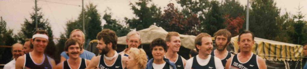 Foto von 1987: 10,8 km Lauf um den Flugplatz Hangelar, 2/3 der Gruppe auf diesem Foto gründete den Verein mit (ich selbst ganz links mit weißem Schweißband).