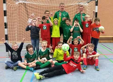 Fußball F1-Junioren in Topform Arminia-Nachwuchs blickt auf erfolgreiche Hallenrunde zurück Gruppenfoto mit den Jungs von Werder Bremen vom Hallenfestival.