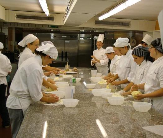 Im praktischen Unterricht sammeln sie Erfahrungen im Kochen und Servieren, entdecken was ihnen zusagt und was ihnen gut gelingt.