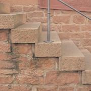 3.6 TREPPEN, BALKONE Treppen Treppenanlagen vor Hauseingängen sind gestalterisch am besten in heimischem Naturstein (Blockstufen) oder Natursteinverkleidung auszuführen (roter oder gelber Sandstein).