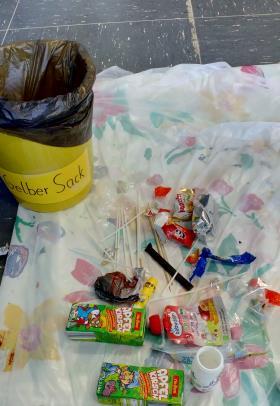 Die Kinder haben ihren Klassenmüll untersucht und entdeckt, dass sich eine Menge Müll vermeiden lässt.