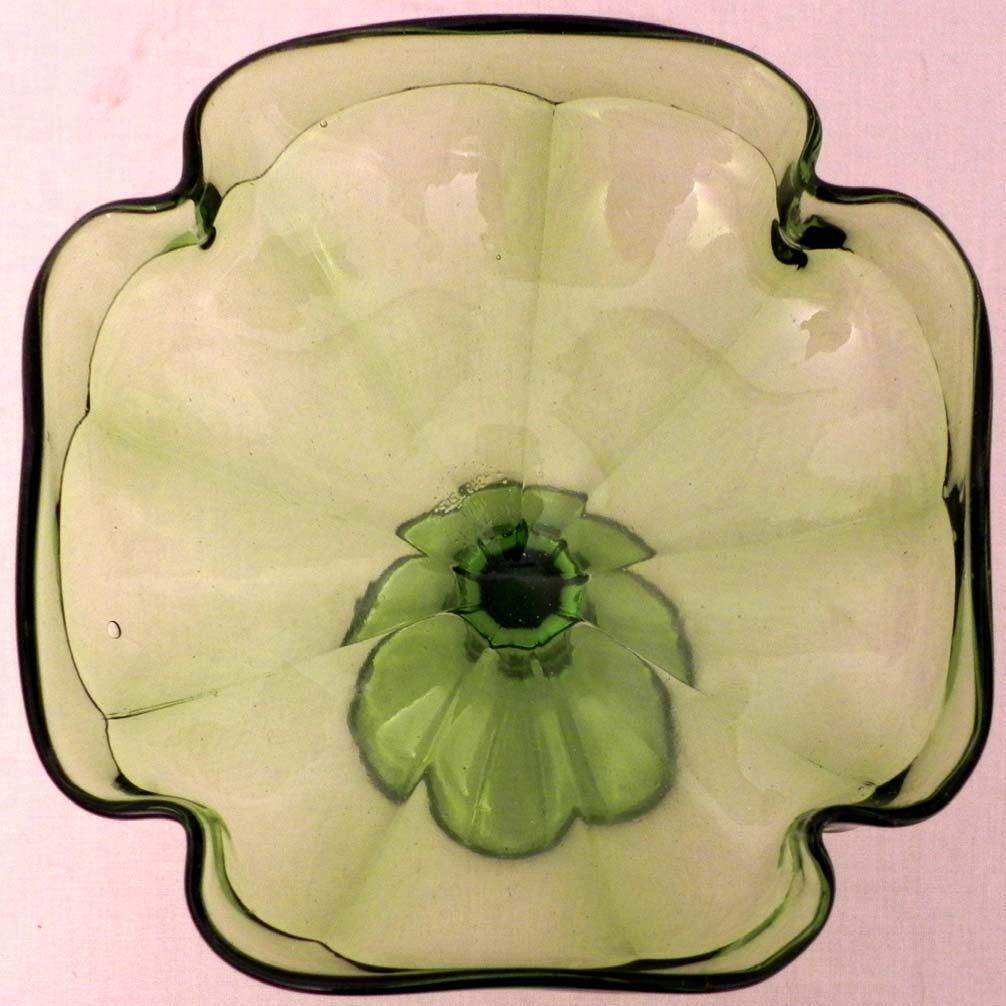 Abb. 2015-3/82-03 (Maßstab ca. 100 %) Fruchtschale, uran-grünes Pressglas, H 15 cm, D 18 cm Sammlung Zbieracz Staroci s. MB Zabkowice, um 1910, Tafel 78, Nr.