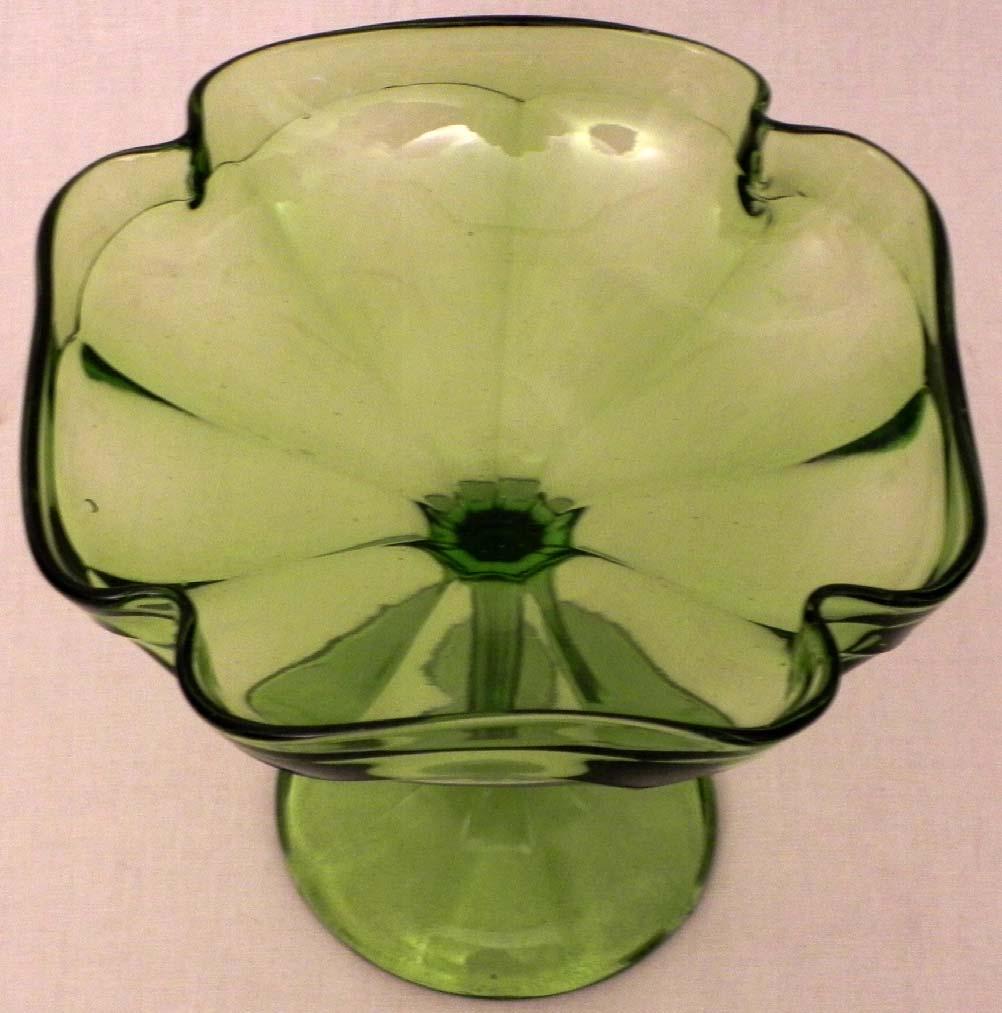 Abb. 2015-3/82-06 (Maßstab ca. 100 %) Fruchtschale, uran-grünes Pressglas, H 15 cm, D 18 cm Sammlung Zbieracz Staroci s. MB Zabkowice, um 1910, Tafel 78, Nr.