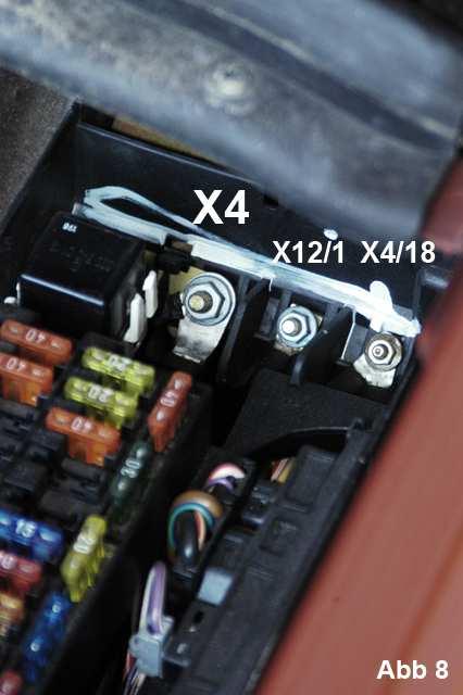 Jetzt Schraube X4/18 mit einer 7er Nuss öffnen und das Kabel der Sicherung 7 zusammen mit dem rosa Kabel des Relais des AIO-Moduls, an X4/18 anschließen. Jetzt Schraube X4/18 wieder festziehen.