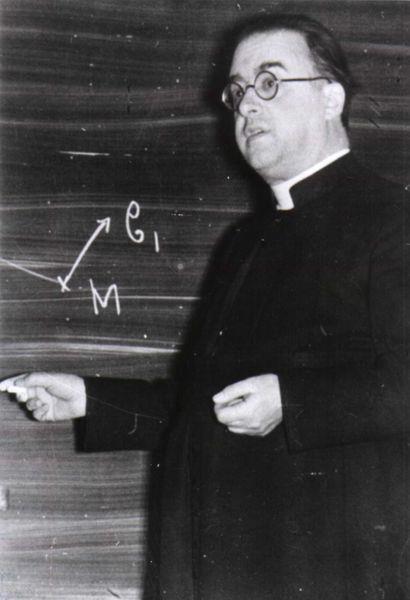 George Lemaître Er war der erste, der nicht nur die Expansion des Universums vorhersagte, sondern auch den Zustand der Materie in der Nähe der Singularität zum Zeitpunkt t=0 untersuchte.