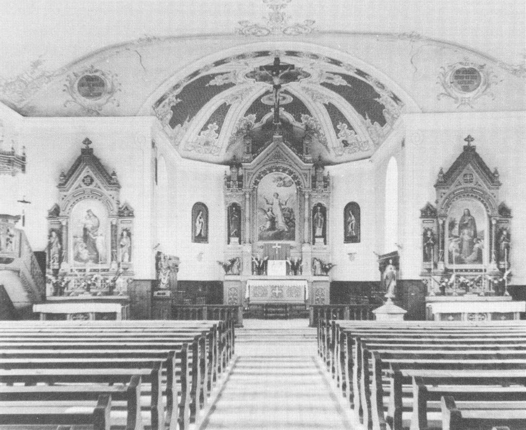 -7 unten die fertigen Altäre: Kath. Pfarrkirche Untervaz. Inneres vor 1971. Das Hochaltarbild schuf Franz Bertle Schruns im Jahre 1872.