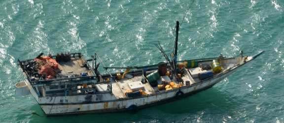 Sonderthema ATALANTA Piratenboote Piraten vor Somalia nutzen zumeist drei Kategorien von Seefahrzeugen: Mutterschiffe Als sogenannte Mutterschiffe werden von den Piraten