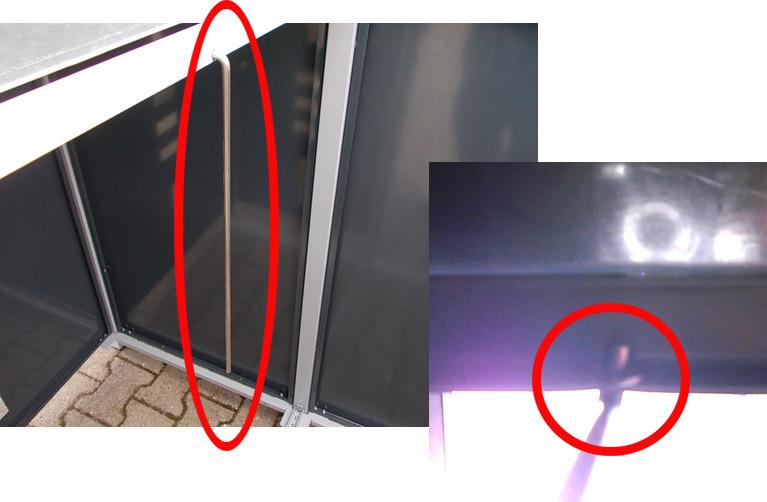 Anschließend den Deckelhaltestab links im Unterbau (Seitenwand oder Zwischenprofil) mit der kurzen Seite einstecken und der Sicherungsrosette