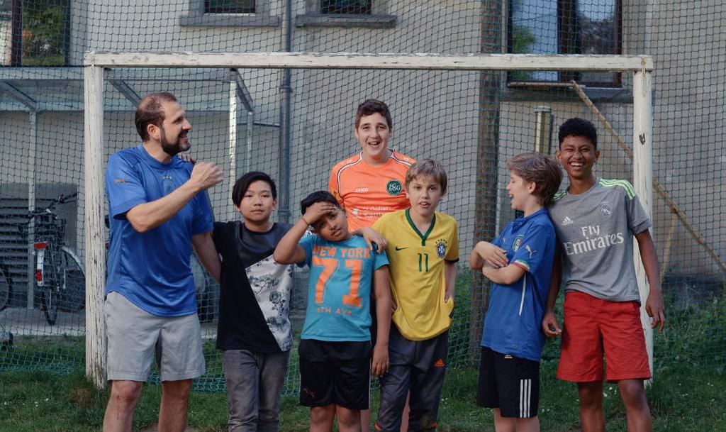 Der multinationale FC Wiesli Seit einigen Jahren spiele ich mit Kids aus der Umgebung auf dem Wiesli Fussball.