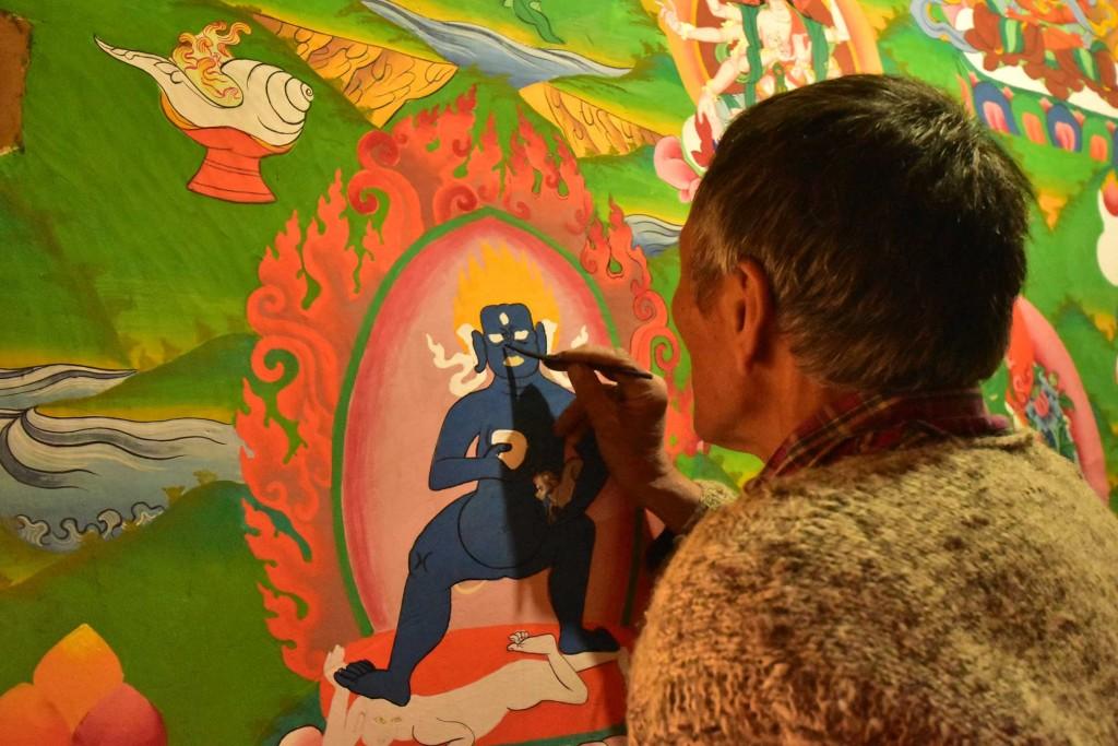 Das Malen buddhistischer Figuren unterliegt strengen formalen Regeln. Künstlerischer Freiheit kommt kaum eine Bedeutung zu.