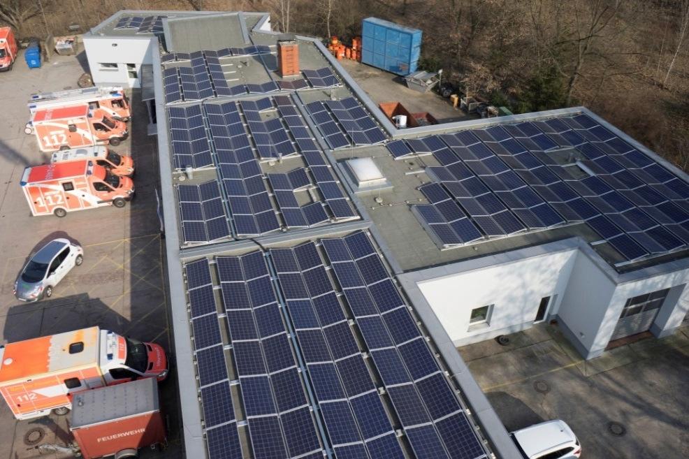 Grünes Licht für grünen Strom (1) Berliner Stadtwerke mit höchstem Anteil am solaren Zubau Die installierte Solarleistung in Berlin zum Jahresende 2017 steigt auf insgesamt 97 MW In den Jahren 2016