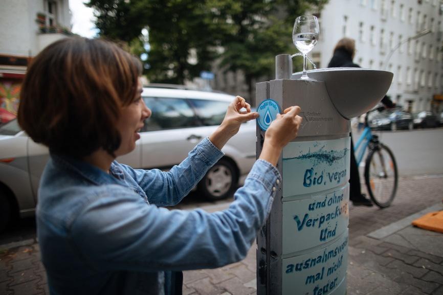 Berlin trinkt immer mehr Wasser Trinkwasser aus der Leitung ist das beliebteste Getränk der Berlinerinnen und Berliner Beste Qualität bei Trinkwasser und Abwasser, garantiert durch 65.