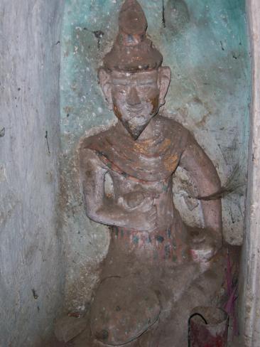 Einige der ältesten Schreine befinden sich im hinteren Teil der Tempelhöhle und sind nur unter Verwendung
