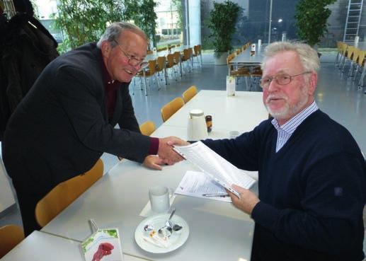 Müller-Heufelder, 2. Vorsitzender Der bisherige 2. Vorsitzende, Robert Hippert, übergibt seine Unterlagen an den neuen 2. Vorsitzenden, Horst Müller-Heufelder.
