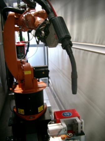 erzielen. Je nach Schweißanforderung können auch mehrere Roboter im Master- Slave-Betrieb an den Zusatzachsen schweißen.