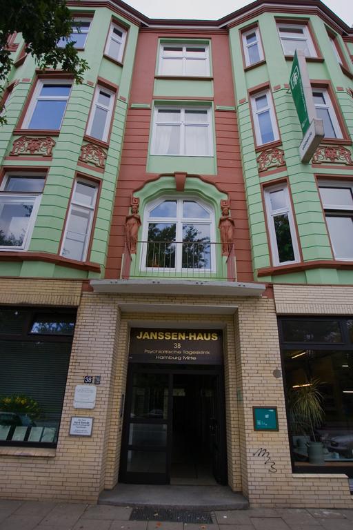 Einleitung Abbildung: Hauseingang Budapester Straße 38 des Janssen Hauses Wir bieten tagesklinische und ambulante Behandlung für Menschen mit psychischen Erkrankungen und Krisen.