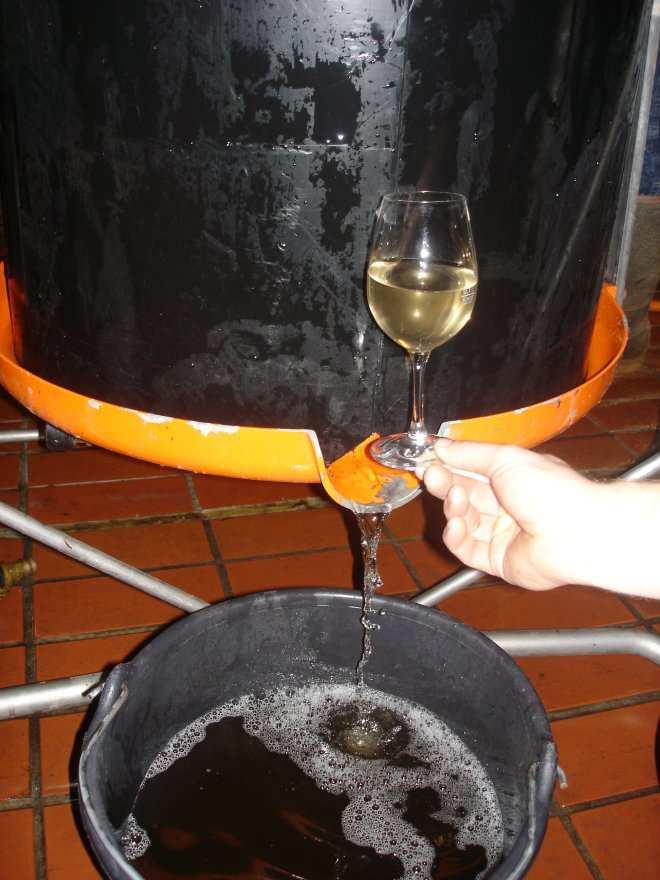 zu vermeiden. Kleine Entsäuerungsspannen (1 2 g/l) mit dem Doppelsalzverfahren zu entsäuern, um die Weinsäure zu schonen, ist unnötig, wenn viel (4-6 g/l) Weinsäure vorliegt.