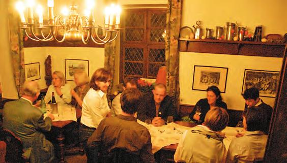 So ist es im Weingut Acham-Magin seit über 300 Jahren Tradition, dass sich die Gäste im gemütlichen Gutsausschank mit allerlei kulinarischen Köstlichkeiten verwöhnen