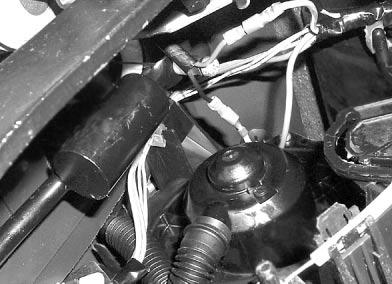 Thermo Top E Wagon R+ Gebläseansteuerung Die Gebläseansteuerung erfolgt im Fußraum der Fahrerseite am -poligen Stecker des Gebläsemotors.