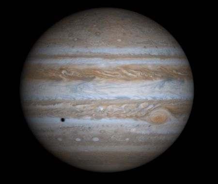 Der Jupiter ist ein Gasplanet und hat als solcher keine feste Oberfläche, ihr würdet darin