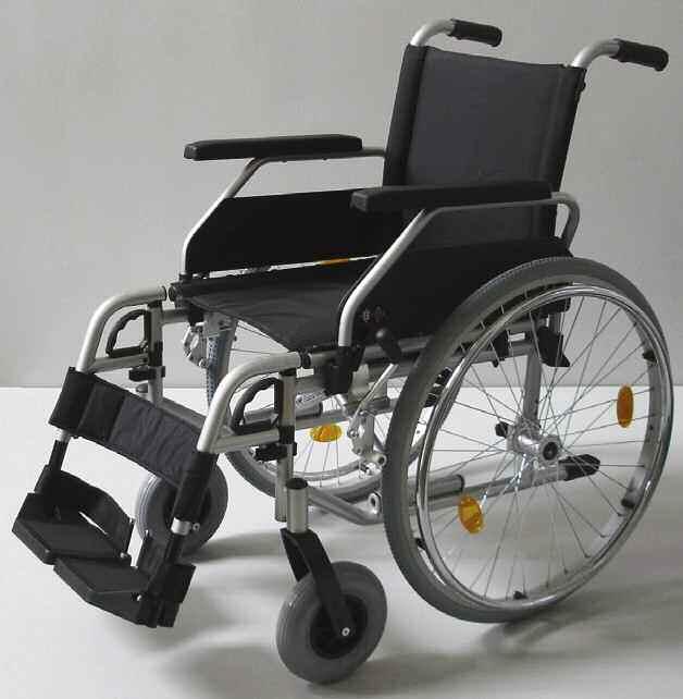 3.2. Lieferumfang Der Inhalt besteht aus folgenden Hauptkomponenten: Rollstuhl, vormontiert 1 Paar Beinstützen 1 Wadenband 1 Bedienungsanleitung 1 Luftpumpe