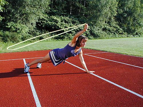Laufen auf der Stelle (Sprint ABC) Laufen mit Hopserlauf Übungen mit einhändigem Schwingen Seil mit beiden Enden in eine Hand nehmen und im Wechsel über dem Körper und unter den Beinen durch