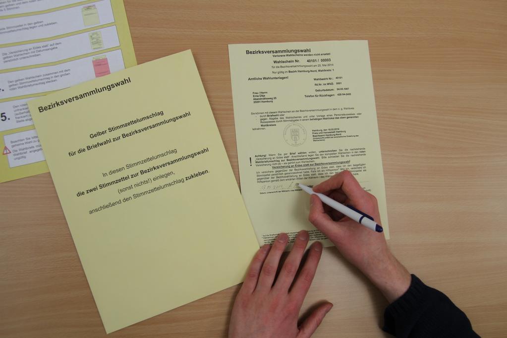 5. Schritt: Wahlschein unterschreiben Unterschreiben Sie die "Versicherung an Eides statt" auf dem gelben Wahlschein persönlich und mit Datumsangabe.