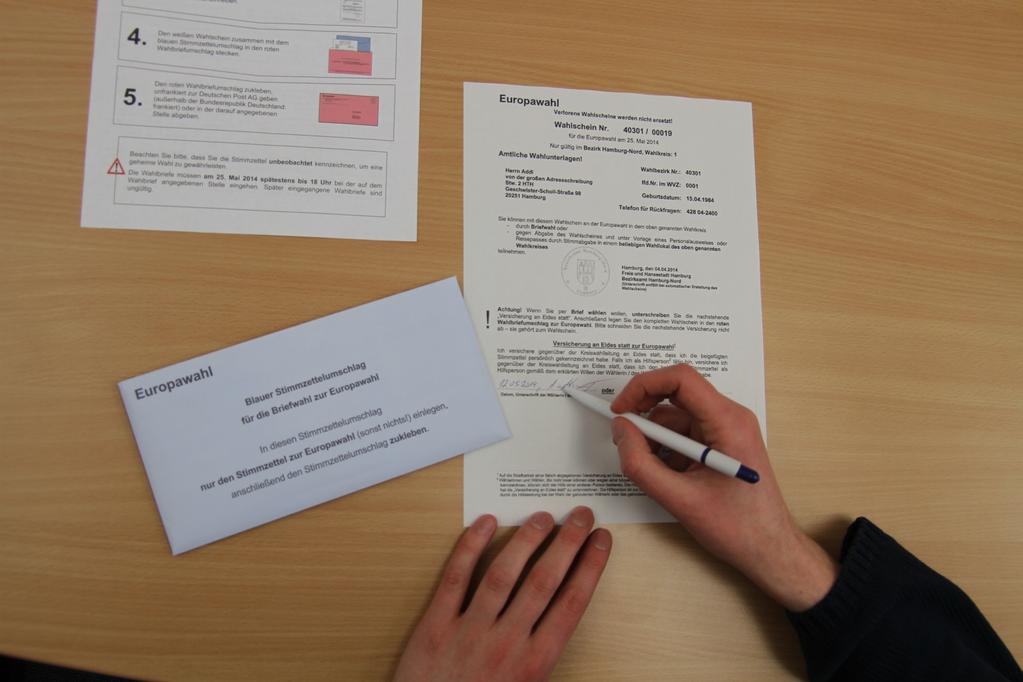 4. Schritt: Wahlschein unterschreiben Unterschreiben Sie die "Versicherung an Eides statt" auf dem weißen Wahlschein persönlich und mit Datumsangabe.