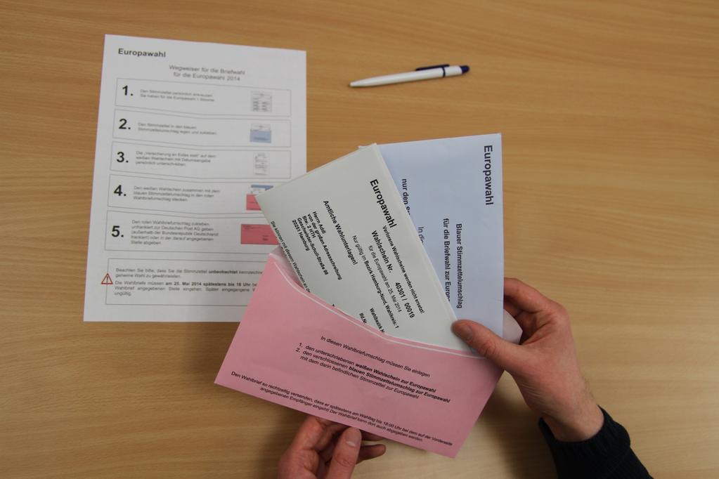 5. Schritt: Unterlagen in den roten Wahlbrief stecken Legen Sie nun den weißen Wahlschein und den blauen Stimmzettelumschlag