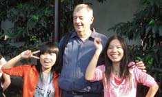Bis nächstes Jahr in Jinhua! Text: Peter Häuser Herr Wu Dong klang schon recht verzweifelt, als er im Januar 2007 anrief.
