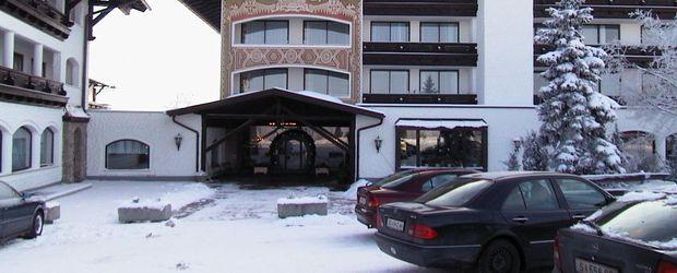 Außenansicht Hotel Lohninger-Schober Lage Das Familienhotel liegt ruhig im Herzen des Salzkammerguts im Feriendorf Hipping. Das Zentrum von St. Georgen im Attergau ist ca. 2 km entfernt.